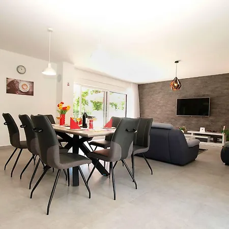 With Pool In Sisan-istrien 44483 Villa