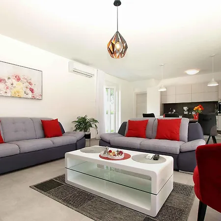 With Pool In Sisan-istrien 44483 Villa