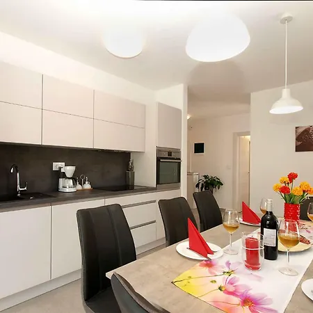 With Pool In Sisan-istrien 44483 Villa