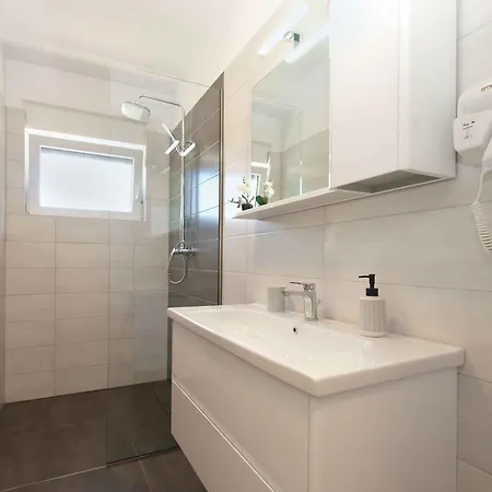 With Pool In Sisan-istrien 44483 Villa