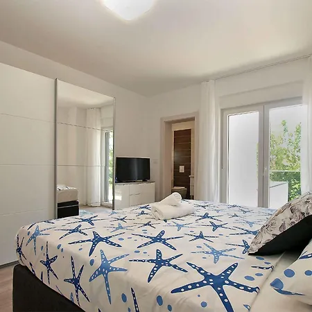 With Pool In Sisan-istrien 44483 Villa