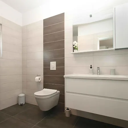With Pool In Sisan-istrien 44483 Villa *