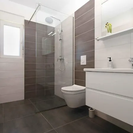 With Pool In Sisan-istrien 44483 Villa